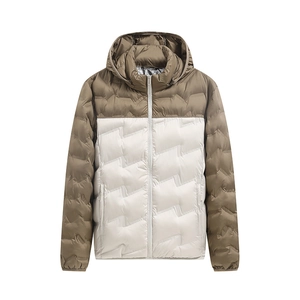 Herren Steppjacke mit Kapuze in Khaki und Weiß mit Z-Steppung auf weißem Hintergrund