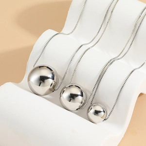 Minimalistische silberne Kugelanhänger-Halsketten in drei Größen auf weißem Display