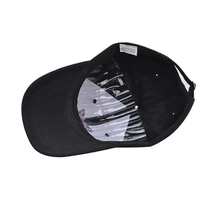 Détail intérieur d'une casquette en coton avec boucle métallique et coutures soignées
