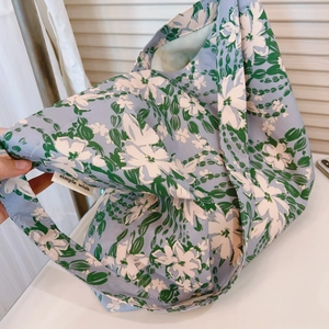 Dettaglio della borsa tote in tela con stampa floreale ed etichetta simple wish