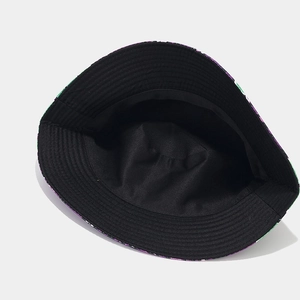 Dettaglio del cappello a secchiello reversibile con cuciture interne e fodera nera