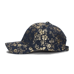 Cappellino da baseball blu scuro con motivi floreali dorati in vista laterale dettagliata