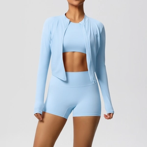 Détail de l'ensemble de yoga bleu clair avec veste zippée, brassière et short gainant