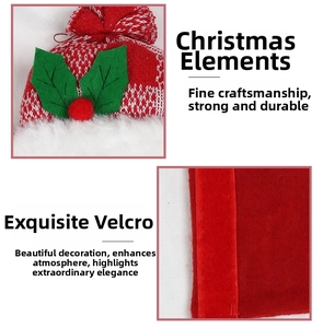 Détail de l'attache de rideau de Noël montrant le bonnet en tricot et le velcro rouge