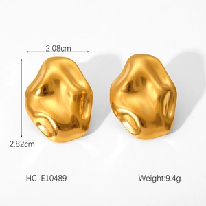 Detailed dimensions of gold lava texture geometric earrings with measurements and weight