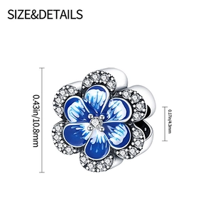 Detalle del abalorio margarita azul esmaltado de 10,8 mm para pulseras personalizadas