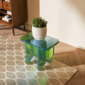 Dettaglio di uno sgabello in resina traslucida con design geometrico blu-verde sfumato