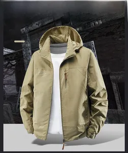 Detail der khakifarbenen Outdoor-Jacke für Herren mit winddichtem Stoff und Klettverschluss