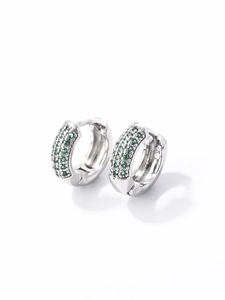 Vue détaillée de boucles d'oreilles créoles en argent serties de zircons verts