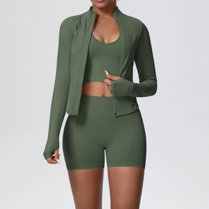 Détail de la texture côtelée vert olive sur l'ensemble de yoga avec veste et short de sport