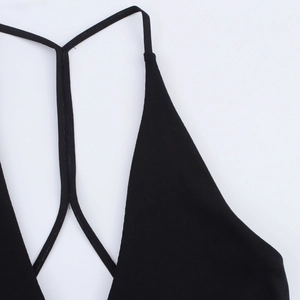Détail de la robe noire en maille avec de fines bretelles et un décolleté en V profond