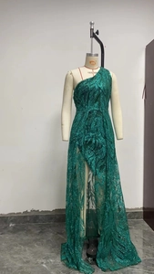 Nahaufnahme der smaragdgrünen Pailletten mit Federstruktur auf einem One-Shoulder-Kleid
