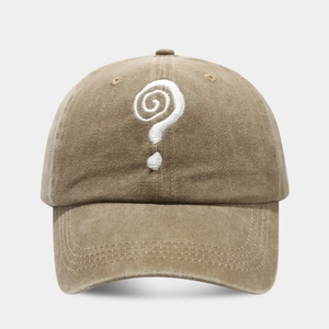 Dettaglio del ricamo a spirale bianco sul cappellino in cotone lavato color kaki vintage