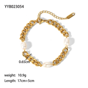 Detail of 18K gold-plated stainless steel Cuban bracelet with freshwater pearls and dimensions