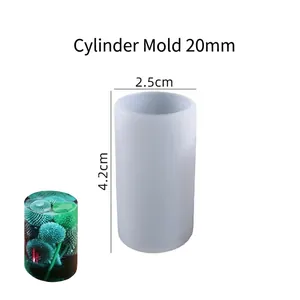 Vista macro di uno stampo in silicone cilindrico da 4,2 cm per resina e candele