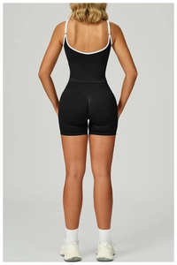 Détail d'un ensemble de yoga sans couture avec passepoil contrasté et effet push-up