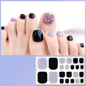 Detailansicht der H164 Fußnagelaufkleber in glänzendem Schwarz und lila Glitzer-Finish