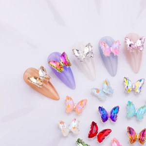 Vista macro de dijes de mariposa de cristal 3D para uñas con facetas de colores vibrantes