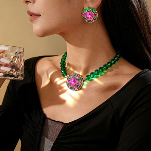 Détail du collier vintage avec perles vert émeraude et pendentif en cristal