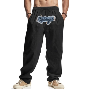 Detail der MA YON Motorcycle Grafik auf schwarzen Baggy-Streetwear-Hosen für Herren