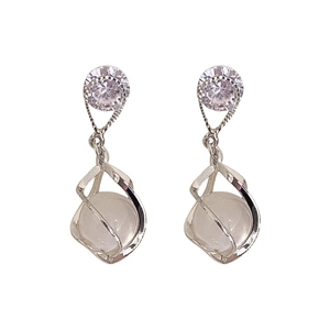 Boucles d'oreilles argentées avec clous en zircon et pendentifs opale en goutte