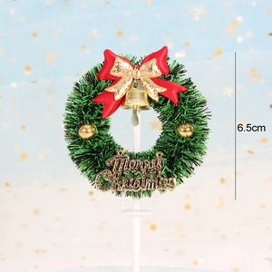 Detail view of 6.5cm Christmas cake topper with green wreath and golden Merry Christmas sign