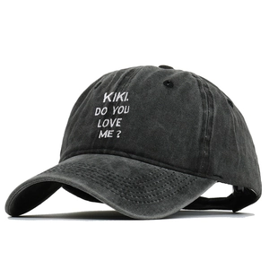 Dettaglio macro del cappello da baseball in cotone lavato grigio con ricamo KIKI