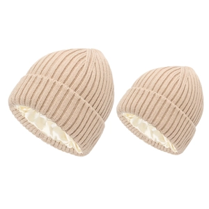 Détail de bonnets en maille avec doublure en satin pour protéger les cheveux et tenir chaud