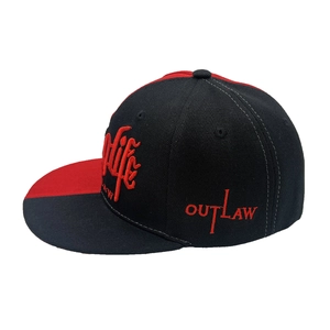 Casquette de baseball hip hop bicolore noir et rouge avec broderie OUTLAW sur fond blanc