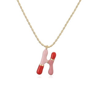 Collier doré avec pendentif lettre H en émail rose et rouge sur une chaîne à maillons