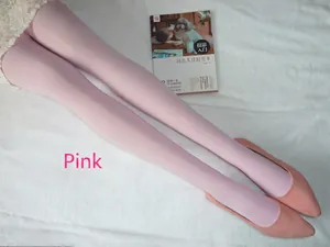 Détail d'un collant en velours rose avec ballerines assorties sur tissu en peluche