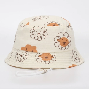Détail d'un chapeau bob pour enfants crème avec motif lion et cordon blanc ajustable
