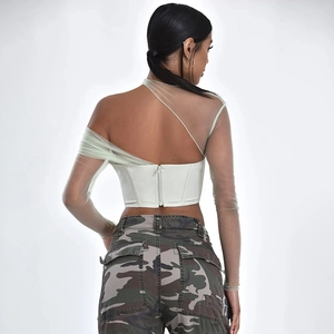 Vista posteriore del top a fascia bianco sexy in mesh con cerniera per donna