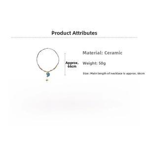 Dettaglio della collana di perline in ceramica colorata con ciondolo a conchiglia blu