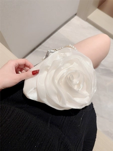 Elegante weiße Abendtasche aus Satin mit 3D-Rosenblüten und Perlenkette als Tragegriff