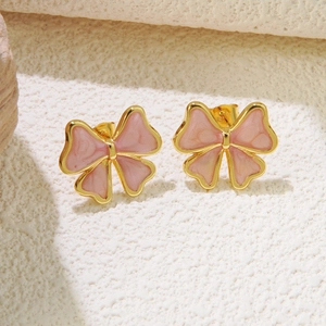 Élégantes boucles d'oreilles nœud rose et bordure dorée pour femme sur fond blanc