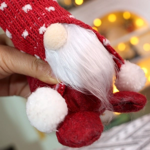 Incantevole gnomo natalizio lavorato a maglia rosso e bianco con barba lunga e cappello