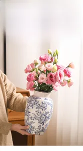 Dettaglio di vaso in ceramica bianca e blu con smalto craquelé e motivi a fiori