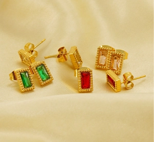 Vue macro de boucles d'oreilles carrées en zircon doré sur soie en plusieurs couleurs