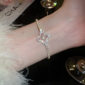 Détail macro du bracelet fleur rose avec pierres poires et pavé de cristaux brillants