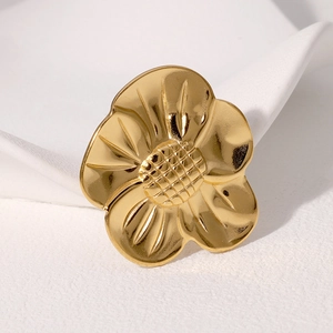 Elegante anello a fiore in acciaio inossidabile placcato oro con petali testurizzati