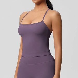 Dettaglio del set yoga viola con canotta slim e leggings elastici indossati dal modello
