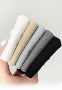Detail von fünf Paar atmungsaktiven Fünf-Zehen-Socken aus Baumwolle in fünf Farben
