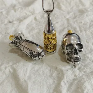 Pendenti in metallo punk gotico con teschi in argento e oro e texture vintage