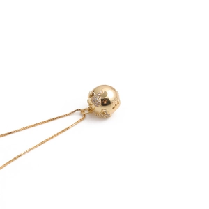 Collier élégant à pendentif sphérique doré avec accents de zircon sur chaîne fine