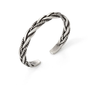 Nahaufnahme der gedrehten Seilstruktur und Vintage-Silber-Finish auf der offenen Manschette