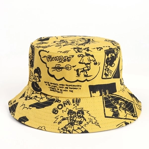 Détail d'un bob en toile jaune avec des graphismes imprimés de bandes dessinées noires