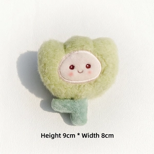 Détail d'une tulipe en peluche de 9x8cm avec visage souriant sur fond en cuir blanc