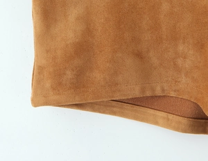 Nahaufnahme von caramel Wildlederjacke Saum mit feinen Nähten und weicher Textur