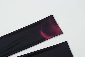 Détail du tissu noir élastique avec imprimé abstrait de fumée rouge rose vif et élégant